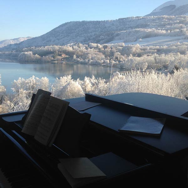 Maison Messiane vue sur le lac en hiver